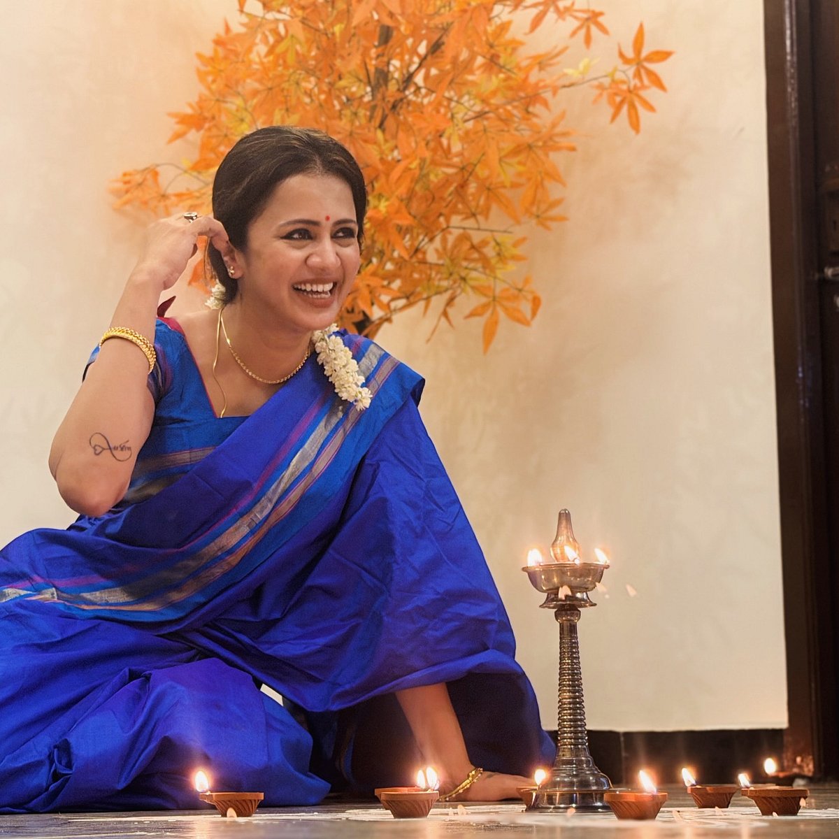 தீப ஒளியில்... அஞ்சனா ரங்கன்!