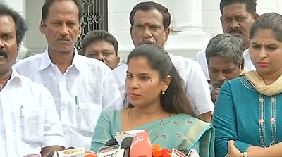 மேற்கூரை விழுந்து காயமடைந்த 3 பேருக்கு மேயா் ஆறுதல் 