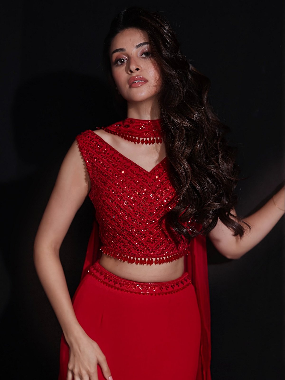 சிவப்பு நிலா... அன்மோல் பலூச்!