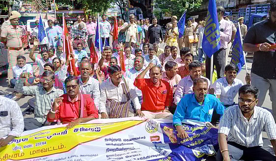 காஞ்சிபுரம்: மறியலில் ஈடுபட்ட 151 அரசு ஊழியா்கள் கைது