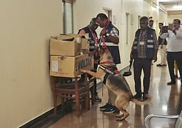 கடலூா் பாஸ்போா்ட் அலுவலகத்தில்
வெடிகுண்டு நிபுணா்கள் சோதனை