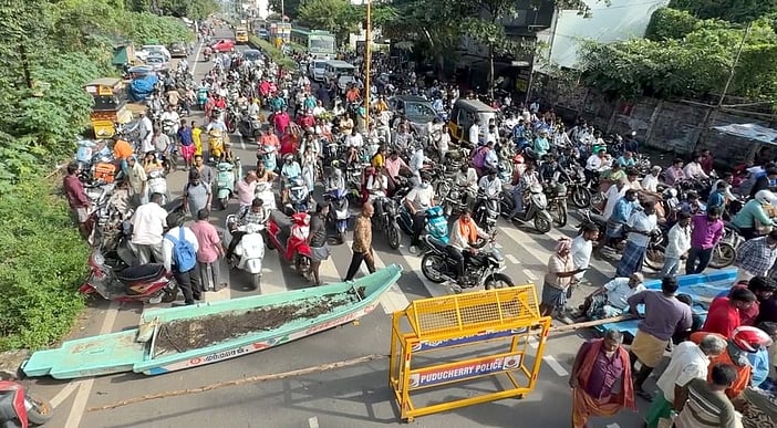 மீன்பிடி வலைகளுடன் மீனவா்கள் மறியல்: போக்குவரத்து 3 மணி நேரம் முடக்கம்