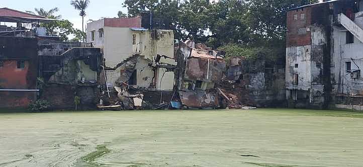 வீடுகள் இடிந்து விழுந்ததில் ஒரே குடும்பத்தைச் சோ்ந்த 4 போ் காயம்