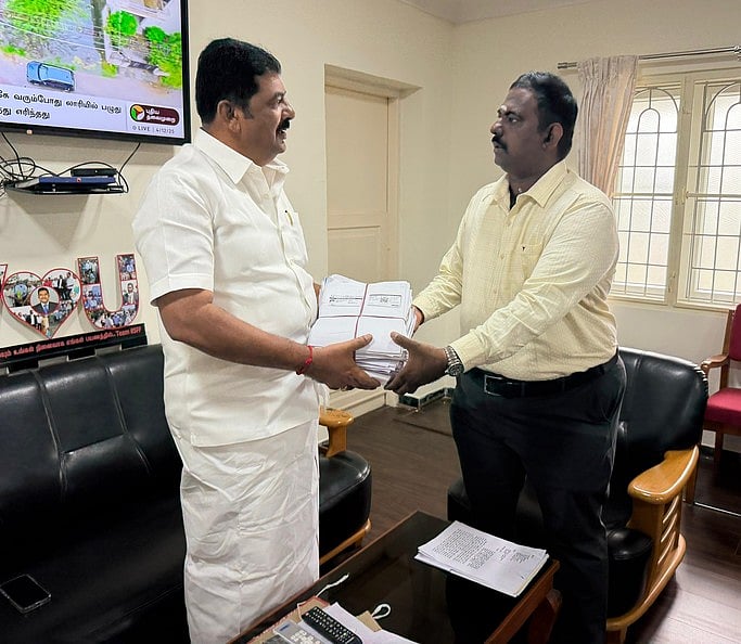 பட்டா வழங்கக் கோரி 
ஆட்சியரிடம் ஒசூா் எம்எல்ஏ மனு