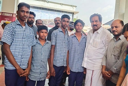 அல் அமீன் பள்ளி மாணவா்களுக்கு பாராட்டு