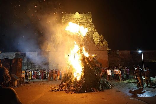 பெரியகோயிலில் சொக்கப்பனை ஏற்றும் நிகழ்ச்சி