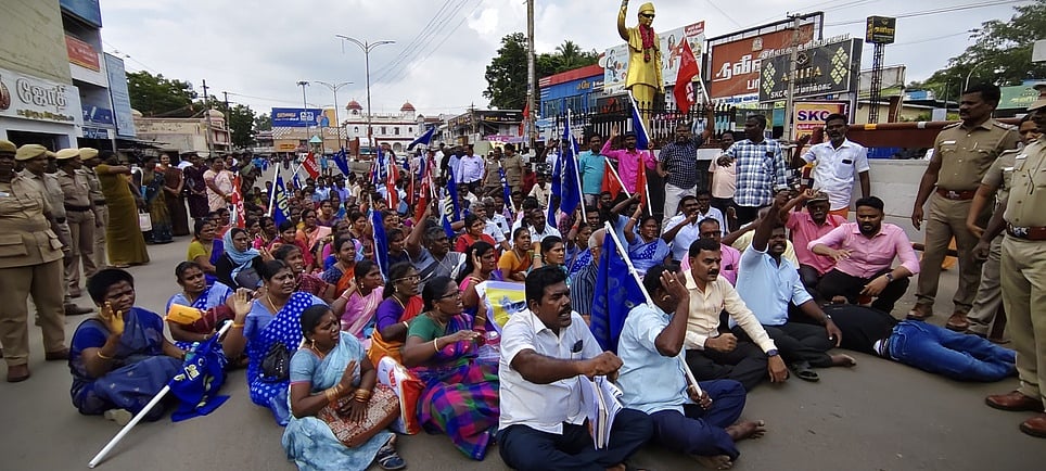 சாலை மறியலில் ஈடுபட்ட அரசு ஊழியா்கள் கைது