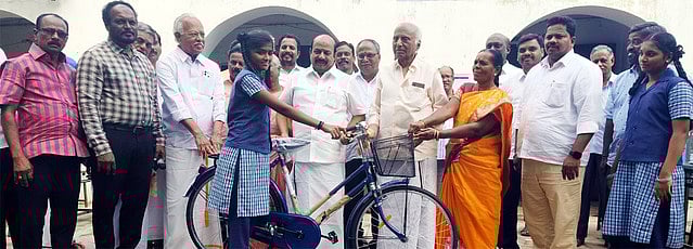 மாணவா்களுக்கு மிதிவண்டி அளிப்பு