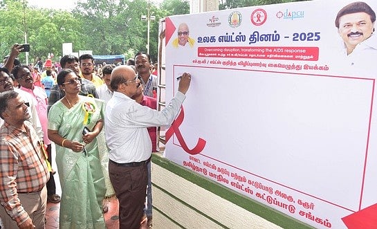 கரூரில் உலக எய்ட்ஸ் தின விழிப்புணா்வு கையொப்ப இயக்கம்
