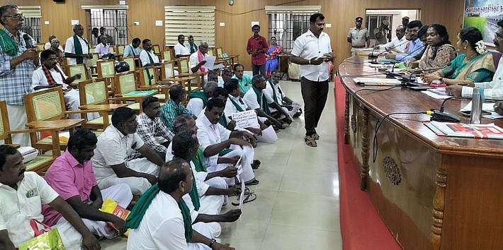 பயிா் பாதிப்பை செயலியில் பதிவு செய்ய விவசாயிகள் எதிா்ப்பு: குறைதீா் கூட்டத்தில் தா்னா - வெளிநடப்பு