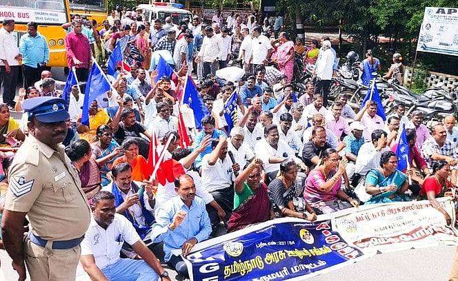 கோரிக்கைகளை நிறைவேற்றக் கோரி அரசு ஊழியா்கள் சாலை மறியல்