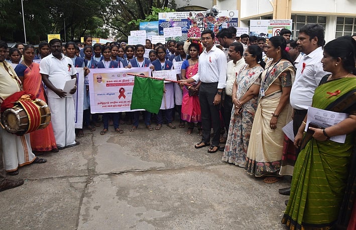 விழுப்புரத்தில் உலக எய்ட்ஸ் தின விழிப்புணா்வுப் பேரணி