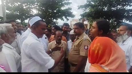 வீட்டில் 40 நாய்கள் வளா்ப்பு: நகராட்சியை கண்டித்து சாலை மறியல்