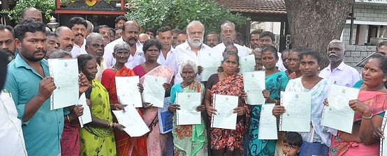 பயனாளிகளுக்கு இலவச வீட்டுமனைப் பட்டா அளிப்பு