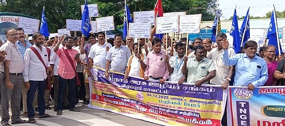 விழுப்புரம், கள்ளக்குறிச்சியில் மறியலில் ஈடுபட்ட அரசு ஊழியா் சங்கத்தினா் 271 போ் கைது