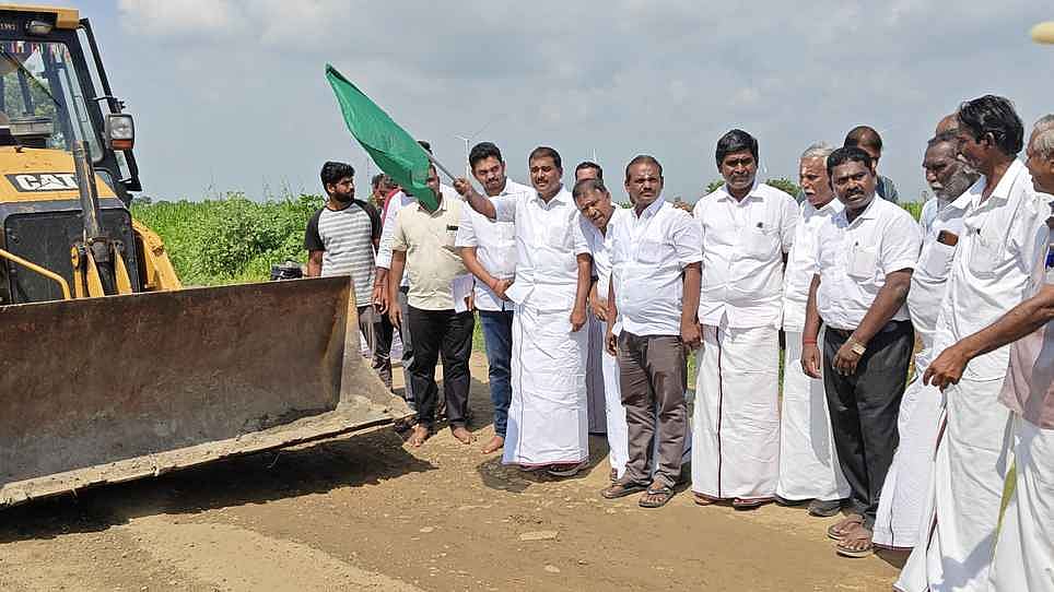 விளாத்திகுளம் அருகே தாா்ச்சாலை அமைக்கும் பணிக்கு அடிக்கல்