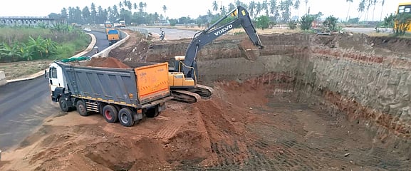 சாலை விரிவாக்கப் பணி: பரமத்தி வேலூா் தேசிய நெடுஞ்சாலையில் போக்குவரத்து மாற்றம்!