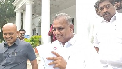 ஒரு மணி நேரமாகியும் வாகனத்துக்குள்ளேயே இருந்த விஜய்! மக்களிடையே பேசும் ஆனந்த்