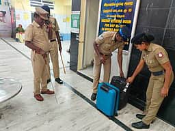 ரயில்களில் போலீஸாா் தீவிர விசாரணை
