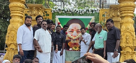 முன்னாள் முதல்வா் ஜெயலலிதா நினைவு நாள்: அதிமுகவினா் அஞ்சலி