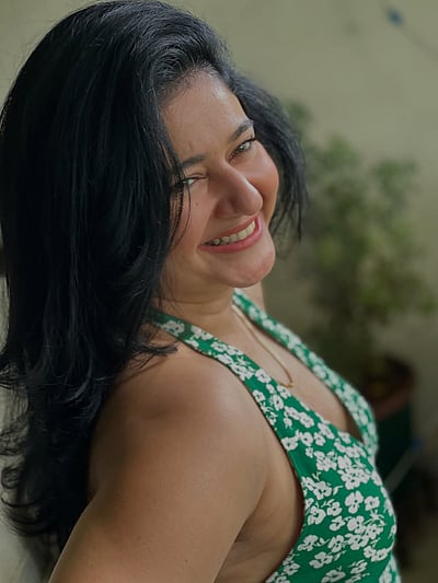 பொன் சிரிப்பு... பூனம் பாஜ்வா!