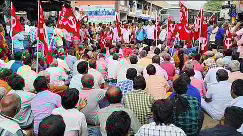 சங்கரன்கோவிலில் விசைத்தறி தொழிலாளா்கள் சாலை மறியல்