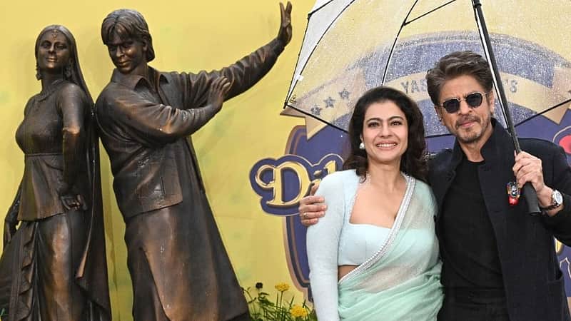 Shah Rukh Khan and Kajol pose for a photo in front of their idol.