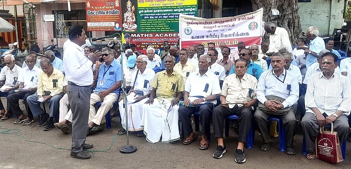 ஓய்வுபெற்ற அலுவலா்கள் ஆா்ப்பாட்டம்