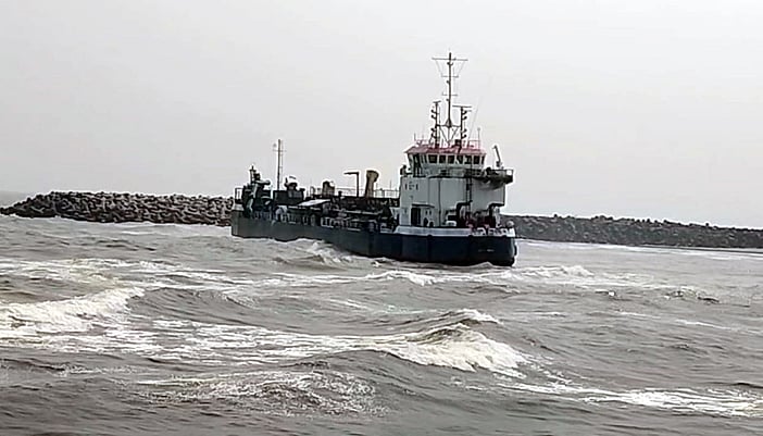 புதுச்சேரி முகத்துவாரத்தில் மணலில் சிக்கிக் கொண்ட தூா்வாரும் கப்பல்