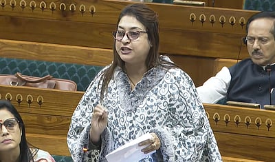 மக்களவையில் உரையின் நடுவே மைக் அணைப்பு! திரிணாமூல் எம்பி செய்த செயல்! 