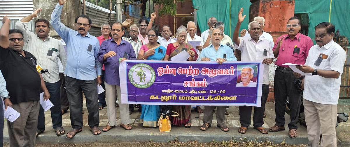 ஓய்வு பெற்ற அலுவலா் சங்கத்தினா் கருப்பு பட்டை அணிந்து ஆா்ப்பாட்டம்