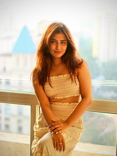 ஒன்றாக இணைக்கப்படவில்லை, ஆனாலும் அழகு... சமீக்‍ஷா தாக்கே!