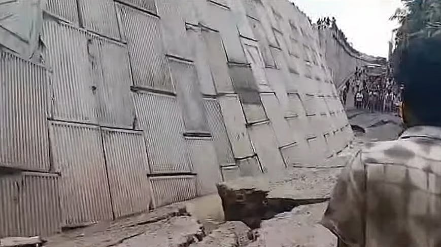 கேரளத்தில் திடீரென இடிந்து விழுந்த நெடுஞ்சாலையின் தடுப்பு சுவர்