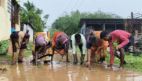 அடிப்படை வசதிகள் நிறைவேற்றப்படாததைக் கண்டித்து நூதன போராட்டம்