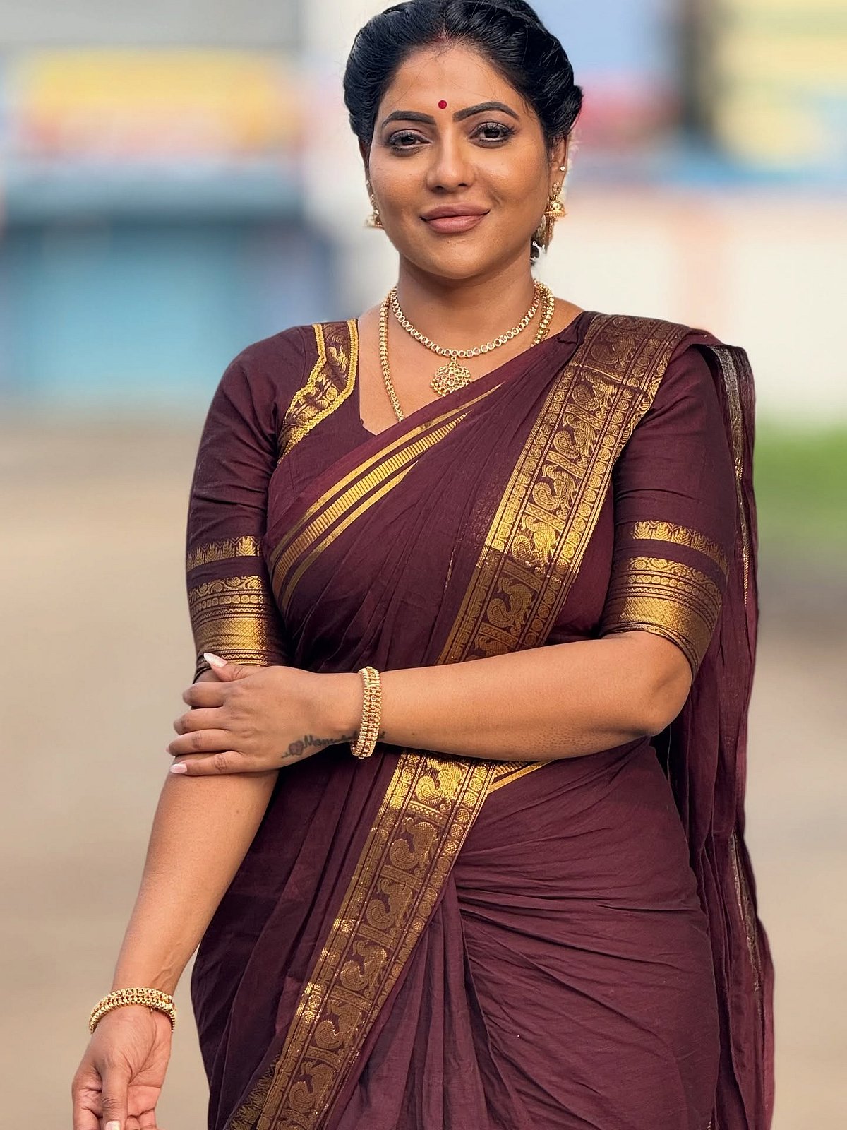 சாக்கலேட் லவ் சேலை... ரேஷ்மா பசுபுலேட்டி!