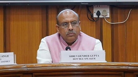 மாற்றுத்திறனாளிகளுக்கு அதிகாரமளிக்க கண்ணியம், சுதந்திரம் மிக முக்கியம்: தில்லி பேரவைத் தலைவா்