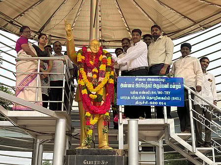 அம்பேத்கா் சிலைக்கு மரியாதை