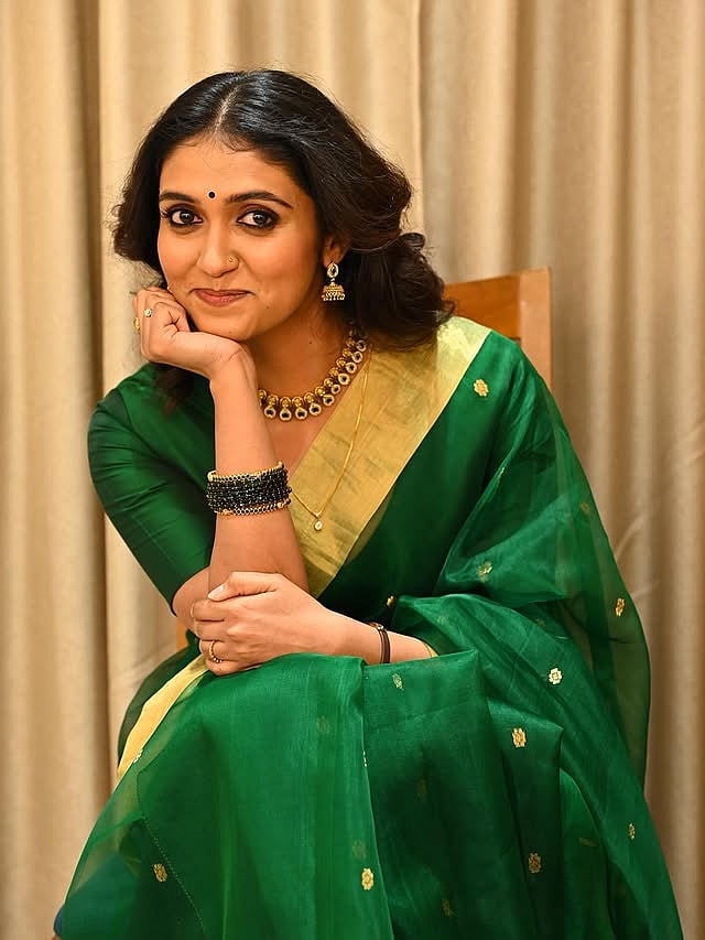 மரகதப் பச்சை... ரிங்கு ராஜ்குரு!