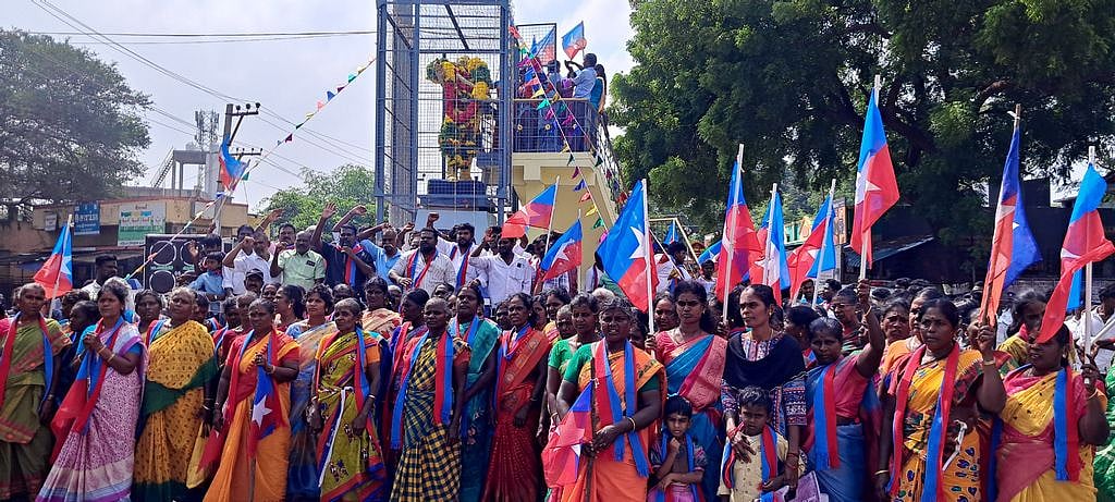 நினைவு தினம்: அம்பேத்கா் சிலைக்கு
அரசியல் கட்சியினா் மரியாதை