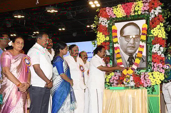 அம்பேத்கா் நினைவு நாள்: அரசியல் கட்சியினா் மரியாதை