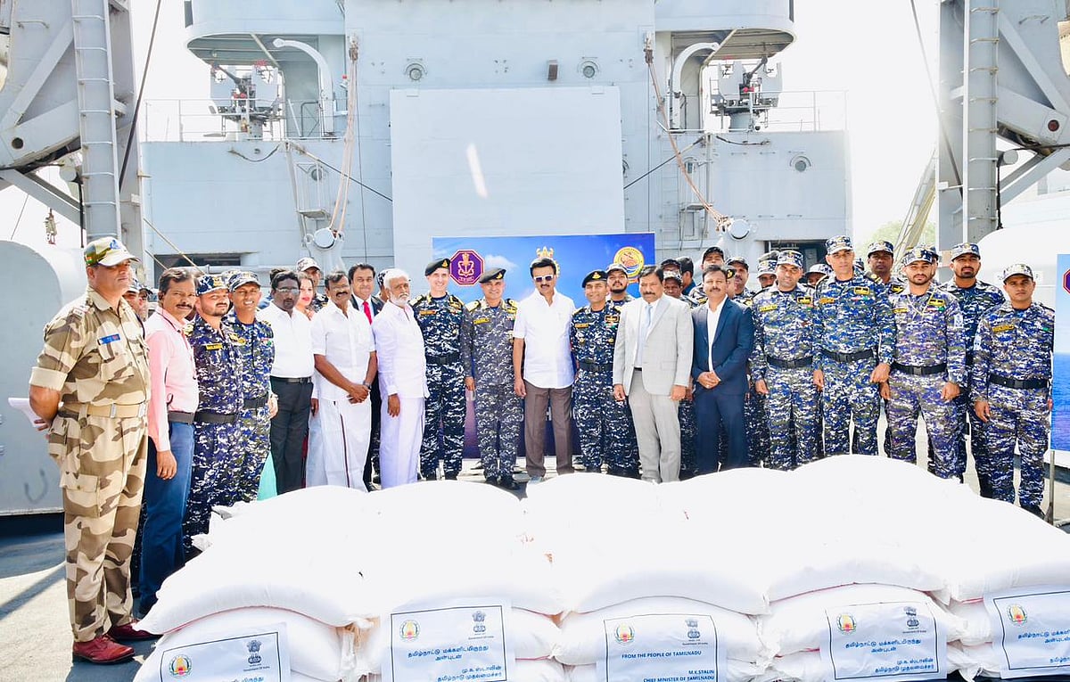 இலங்கைக்கு 950 மெட்ரிக் டன் நிவாரணப் பொருள்கள்: முதல்வா் ஸ்டாலின் அனுப்பி வைத்தாா்!