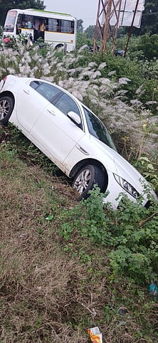 சாலையோர பள்ளத்தில் கவிழ்ந்த 2 காா்