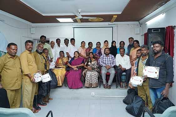 கூடலூா் நகராட்சி தூய்மைப் பணியாளா்களுக்கு பாதுகாப்பு உபகரணங்கள்