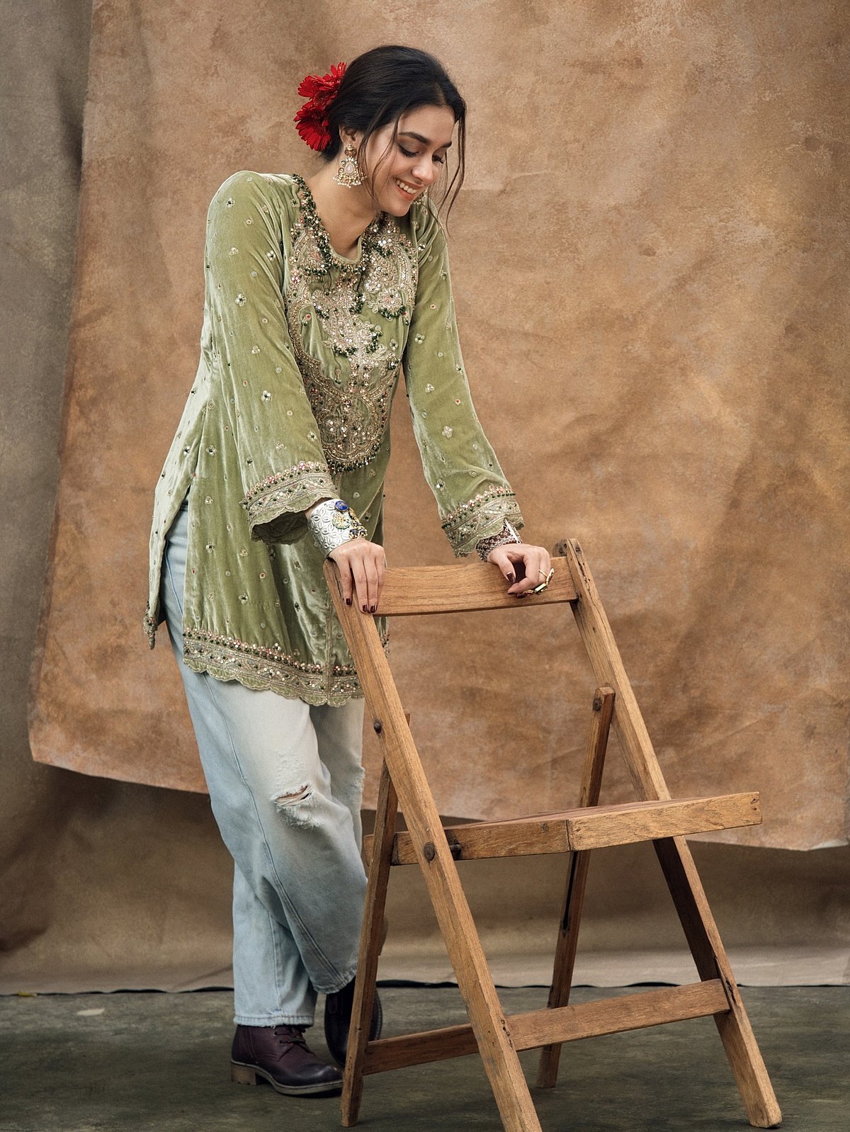 இனம் புரியா இயக்கம்... கீர்த்தி சுரேஷ்!