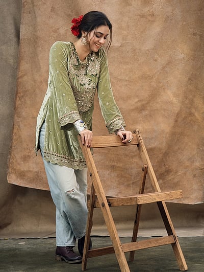 இனம் புரியா இயக்கம்... கீர்த்தி சுரேஷ்!