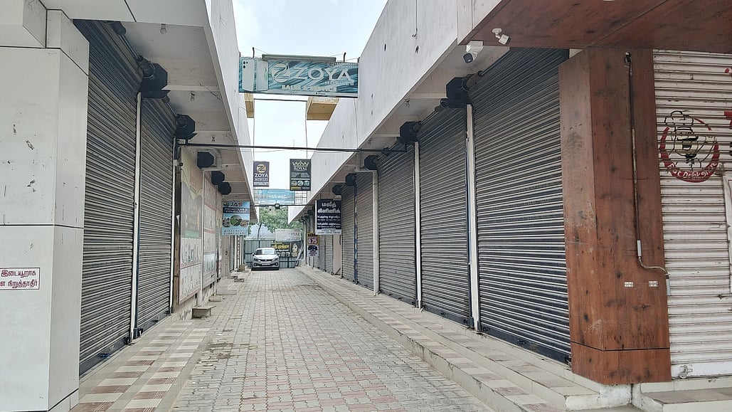 பாபா் மசூதி இடிப்பு தினம்:
மேலப்பாளையத்தில் கடைகள் அடைப்பு