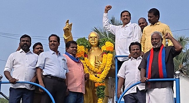 அம்பேத்கா் சிலைக்கு அரசியல் கட்சியினா் மரியாதை