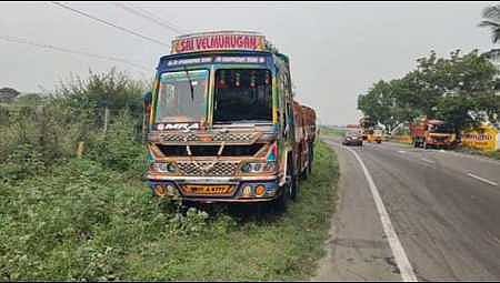 லாரி கவிழ்ந்து விபத்து சாலையில் சிதறிய மக்காச்சோள மூட்டைகள்