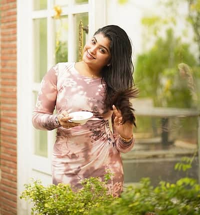 புதிய புன்னகை... ஸ்வேதா டோரத்தி! 