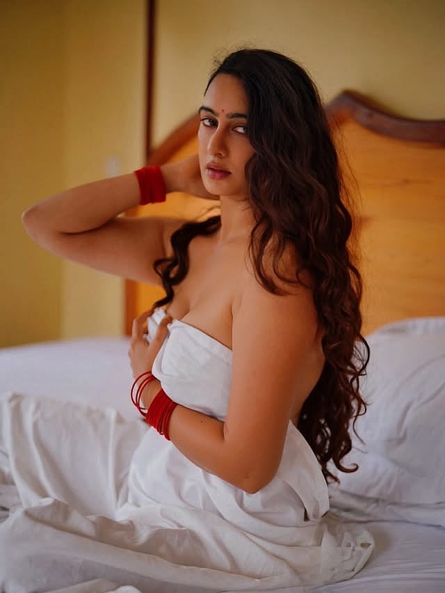 போதைக் கோதை... மேகா சுக்லா!